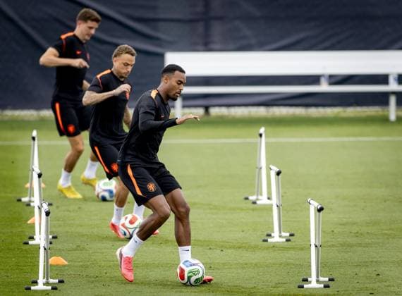 KANSAS CITY - Guus Til of the Netherlands, Noa Lang of the Netherlands, and Ryan Gravenberch of the Netherlands during a training session of the Dutch national team, Nationalteam at the KC Current Training Facility on June 24, 2026, in Kansas City. The Dutch team is preparing for the match against Tunisia at the FIFA World Cup, WM, Weltmeisterschaft, Fussball KOEN VAN WEEL ANP xVIxANPxSportx xxANPxIVx 561855467 originalFilename: 561855467.jpg