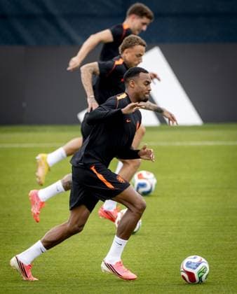 KANSAS CITY - Guus Til of the Netherlands, Noa Lang of the Netherlands, and Ryan Gravenberch of the Netherlands during a training session of the Dutch national team, Nationalteam at the KC Current Training Facility on June 24, 2026, in Kansas City. The Dutch team is preparing for the match against Tunisia at the FIFA World Cup, WM, Weltmeisterschaft, Fussball KOEN VAN WEEL ANP xVIxANPxSportx xxANPxIVx 561855477 originalFilename: 561855477.jpg