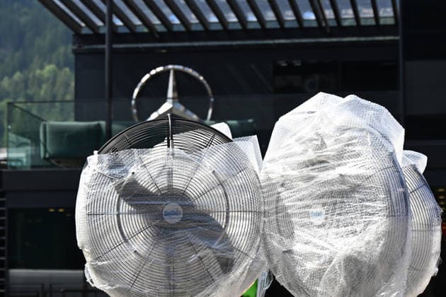 24.06.2026, xsvx, Motorsport FIA Formel 1, Grand Prix von Österreich v.l. Symbolfoto, Symbolbild Hitze in Spielberg Ventilatoren im Fahrerlager Hitzewelle (FIA REGULATIONS PROHIBIT ANY USE OF PHOTOGRAPHS as IMAGE SEQUENCES and or QUASI-VIDEO) Zeltweg-Spielberg *** June 24, 2026, xsvx, Motorsport FIA Formula 1, Austrian Grand Prix v l Stock photo, illustrative image: Heat in Spielberg; fans in the paddock; heat wave. FIA REGULATIONS PROHIBIT ANY USE OF PHOTOGRAPHS as IMAGE SEQUENCES and or QUASI-VIDEO. Zeltweg, Spielberg