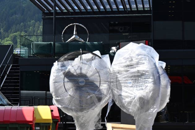 24.06.2026, xsvx, Motorsport FIA Formel 1, Grand Prix von Österreich v.l. Symbolfoto, Symbolbild Hitze in Spielberg Ventilatoren im Fahrerlager Hitzewelle (FIA REGULATIONS PROHIBIT ANY USE OF PHOTOGRAPHS as IMAGE SEQUENCES and or QUASI-VIDEO) Zeltweg-Spielberg *** June 24, 2026, xsvx, Motorsport FIA Formula 1, Austrian Grand Prix v l Stock photo, illustrative image: Heat in Spielberg; fans in the paddock; heat wave. FIA REGULATIONS PROHIBIT ANY USE OF PHOTOGRAPHS as IMAGE SEQUENCES and or QUASI-VIDEO. Zeltweg, Spielberg
