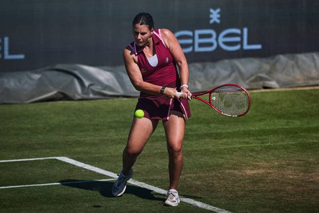 June 24, 2026, Bad Homburg, Hessen, Germany: EMMA NAVARRO of the United States returns with a backhand to I. Swiatek of Poland during the WTA, Tennis Damen Bad Homburg Open in Bad Homburg, Germany. Navarro won 7:5, 2:6, 6:3. Tennis 2026: WTA Bad Hombug Open: NAVARO 7:5 2:6 6:3 SWIATEK  - ZUMAs343 20260624_zsp_s343_075 Copyright: xMathiasxSchulzx
