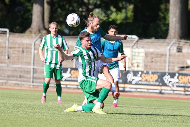 24.06.2026, Fussball, Testspiel, Vorbereitung Saison 2026 2027, Regionalliga Bayern: FC Schweinfurt 05 - Chemie Leipzig Von links: Jakobi (Chemie Leipzig, 45) gegen Kristian Böhnlein (FC Schweinfurt 05, 13) Schweinfurt Riedel-Bau-Arena im Sachs-Stadio Bayern Unterfranken Deutschland *** June 24, 2026, Soccer, Friendly Match, 2026–2027 Season Preparation, Bavarian Regional League: FC Schweinfurt 05 vs. Chemie Leipzig. From left: Jakobi (Chemie Leipzig, No. 45) against Kristian Böhnlein (FC Schweinfurt 05, No. 13). Schweinfurt, Riedel Bau Arena at Sachs Stadio, Bavaria, Lower Franconia, Germany