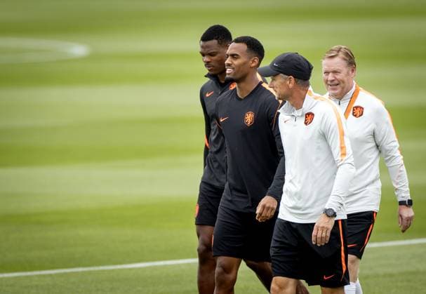KANSAS CITY - Denzel Dumfries of the Netherlands, Ryan Gravenberch of the Netherlands, assistant Wim Jonk and Netherlands coach Ronald Koeman during a training session of the Dutch national team, Nationalteam at the KC Current Training Facility, on June 24, 2026, in Kansas City. The Dutch national team is preparing for the match against Tunisia during the FIFA World Cup, WM, Weltmeisterschaft, Fussball KOEN VAN WEEL ANP xVIxANPxSportx xxANPxIVx 561857333 originalFilename: 561857333.jpg