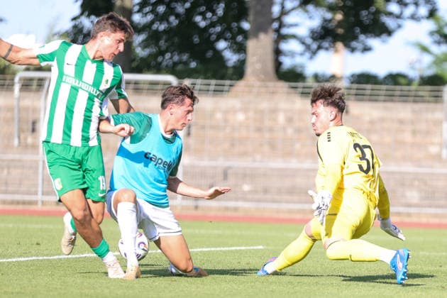 24.06.2026, Fussball, Testspiel, Vorbereitung Saison 2026 2027, Regionalliga Bayern: FC Schweinfurt 05 - Chemie Leipzig Julius Hoffmann (Chemie Leipzig, 19) gegen Lukas Mrozek (FC Schweinfurt 05, 06), Torhüter Jan Mottl (FC Schweinfurt 05, 37) Schweinfurt Riedel-Bau-Arena im Sachs-Stadio Bayern Unterfranken Deutschland *** June 24, 2026, Soccer, Friendly Match, 2026–2027 Season Preparation, Bavarian Regional League: FC Schweinfurt 05 vs. Chemie Leipzig; Julius Hoffmann (Chemie Leipzig) scored 19 goals against Lukas Mrozek (FC Schweinfurt 05), 06, Goalkeeper Jan Mottl (FC Schweinfurt 05), 37, Schweinfurt, Riedel Bau Arena at Sachs Stadio, Bavaria, Lower Franconia, Germany
