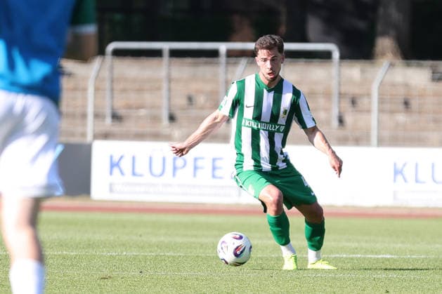 24.06.2026, Fussball, Testspiel, Vorbereitung Saison 2026 2027, Regionalliga Bayern: FC Schweinfurt 05 - Chemie Leipzig Luis Jakobi (Chemie Leipzig, 45) mit Ball, Einzelbild Schweinfurt Riedel-Bau-Arena im Sachs-Stadio Bayern Unterfranken Deutschland *** June 24, 2026, Soccer, Friendly Match, 2026–2027 Season Preseason, Bavarian Regional League: FC Schweinfurt 05 vs. Chemie Leipzig, Luis Jakobi (Chemie Leipzig), No. 45 with the ball, single frame, Schweinfurt Riedel Bau Arena at Sachs Stadio, Bavaria, Lower Franconia, Germany