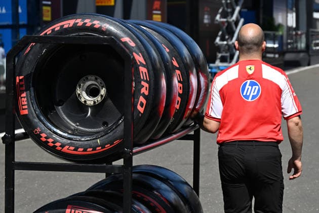 24.06.2026, xsvx, Motorsport FIA Formel 1, Grand Prix von Österreich v.l. Mitarbeiter Crew der Scuderia Ferrari schiebt Reifen von Pirelli durch das Fahrerlager (FIA REGULATIONS PROHIBIT ANY USE OF PHOTOGRAPHS as IMAGE SEQUENCES and or QUASI-VIDEO) Zeltweg-Spielberg *** June 24, 2026, xsvx, Motorsport FIA Formula 1, Austrian Grand Prix: A member of the Scuderia Ferrari crew pushes Pirelli tires through the paddock. FIA REGULATIONS PROHIBIT ANY USE OF PHOTOGRAPHS AS IMAGE SEQUENCES AND OR QUASI-VIDEO. Zeltweg, Spielberg
