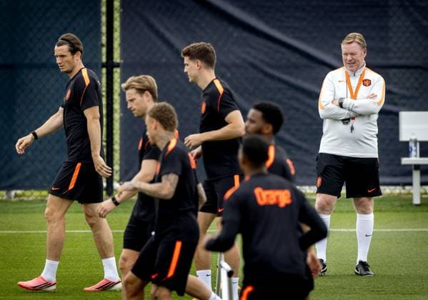 KANSAS CITY - Marten de Roon of the Netherlands, Frenkie de Jong of the Netherlands, Guus Til of the Netherlands and Netherlands coach Ronald Koeman during a training session of the Dutch national team, Nationalteam at the KC Current Training Facility, on June 24, 2026, in Kansas City. The Dutch national team is preparing for the match against Tunisia during the FIFA World Cup, WM, Weltmeisterschaft, Fussball KOEN VAN WEEL ANP xVIxANPxSportx xxANPxIVx 561857990 originalFilename: 561857990.jpg