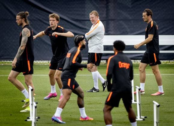 KANSAS CITY - Wout Weghorst of the Netherlands, Mats Wieffer of the Netherlands, Memphis Depay of the Netherlands, Netherlands coach Ronald Koeman and Marten de Roon of the Netherlands during a training session of the Dutch national team, Nationalteam at the KC Current Training Facility, on June 24, 2026, in Kansas City. The Dutch national team is preparing for the match against Tunisia during the FIFA World Cup, WM, Weltmeisterschaft, Fussball KOEN VAN WEEL ANP xVIxANPxSportx xxANPxIVx 561858003 originalFilename: 561858003.jpg