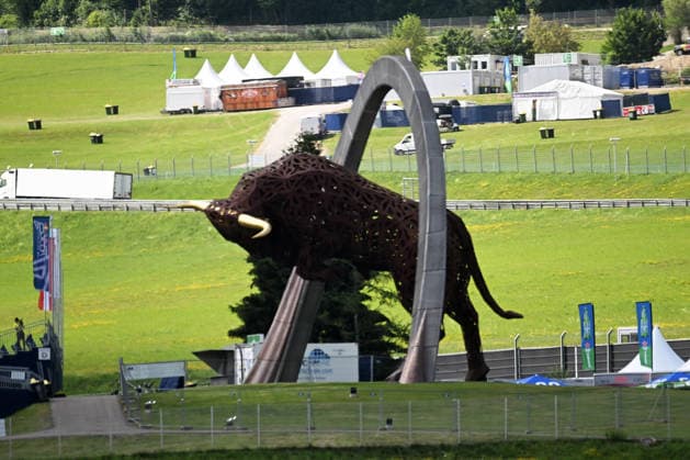24.06.2026, xsvx, Motorsport FIA Formel 1, Grand Prix von Österreich v.l. Symbolfoto, Symbolbild Austrian Grand Prix der Bulle inmitten der Rennstrecke (FIA REGULATIONS PROHIBIT ANY USE OF PHOTOGRAPHS as IMAGE SEQUENCES and or QUASI-VIDEO) Zeltweg-Spielberg *** June 24, 2026, xsvx, Motorsport FIA Formula 1, Austrian Grand Prix v l Stock photo, stock image: The Bull at the Austrian Grand Prix in the middle of the racetrack. FIA REGULATIONS PROHIBIT ANY USE OF PHOTOGRAPHS AS IMAGE SEQUENCES AND OR QUASI-VIDEO. Zeltweg, Spielberg