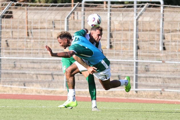 Fußball, Testspiel: FC Schweinfurt 05 - Chemie Leipzig Von links: Mike Dellinger (FC Schweinfurt 05, 10) gegen Rudolf Sanin (Chemie Leipzig, 21) Schweinfurt Riedel-Bau-Arena im Sachs-Stadio Bayern Unterfranken Deutschland *** Soccer, Friendly Match: FC Schweinfurt 05 vs. Chemie Leipzig. From left: Mike Dellinger (FC Schweinfurt 05, No. 10) and Rudolf Sanin (Chemie Leipzig, No. 21). Schweinfurt, Riedel Bau Arena at Sachs Stadio, Lower Franconia, Germany