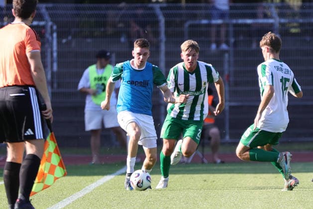 24.06.2026, Fussball, Testspiel, Vorbereitung Saison 2026 2027, Regionalliga Bayern: FC Schweinfurt 05 - Chemie Leipzig Von links: Philipp Hack (FC Schweinfurt 05, 07) gegen Rajk Lisinski (Chemie Leipzig, 27) Schweinfurt Riedel-Bau-Arena im Sachs-Stadio Bayern Unterfranken Deutschland *** June 24, 2026, Soccer, Friendly Match, 2026–2027 Season Preparation, Bavarian Regional League: FC Schweinfurt 05 vs. Chemie Leipzig. From left: Philipp Hack (FC Schweinfurt 05), 07 against Rajk Lisinski (Chemie Leipzig), 27 Schweinfurt Riedel Bau Arena at Sachs Stadio, Bavaria, Lower Franconia, Germany