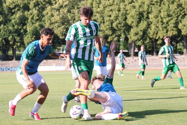 24.06.2026, Fussball, Testspiel, Vorbereitung Saison 2026 2027, Regionalliga Bayern: FC Schweinfurt 05 - Chemie Leipzig Von links: Mustafa Alper Özden (FC Schweinfurt 05, 20), Julius Hoffmann (Chemie Leipzig, 19) gegen Johannes Theinhardt (FC Schweinfurt 05, 05) Schweinfurt Riedel-Bau-Arena im Sachs-Stadio Bayern Unterfranken Deutschland *** June 24, 2026, Soccer, Friendly Match, 2026–2027 Season Preparation, Bavarian Regional League: FC Schweinfurt 05 vs. Chemie Leipzig. From left: Mustafa Alper Özden (FC Schweinfurt 05), 20, Julius Hoffmann, Chemie Leipzig, 19, vs. Johannes Theinhardt, FC Schweinfurt 05, 05; Schweinfurt, Riedel Bau Arena at Sachs Stadio, Bavaria, Lower Franconia, Germany