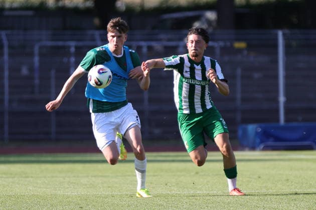 24.06.2026, Fussball, Testspiel, Vorbereitung Saison 2026 2027, Regionalliga Bayern: FC Schweinfurt 05 - Chemie Leipzig Von links: Johannes Theinhardt (FC Schweinfurt 05, 05) gegen Valon Aliji (Chemie Leipzig, 14) Schweinfurt Riedel-Bau-Arena im Sachs-Stadio Bayern Unterfranken Deutschland *** June 24, 2026, Soccer, Friendly Match, 2026–2027 Season Preparation, Bavarian Regional League: FC Schweinfurt 05 vs. Chemie Leipzig. From left: Johannes Theinhardt (FC Schweinfurt 05), Valon Aliji (Chemie Leipzig), 14. Schweinfurt, Riedel Bau Arena at Sachs Stadium, Lower Franconia, Bavaria, Germany