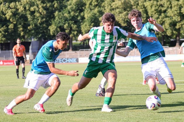 24.06.2026, Fussball, Testspiel, Vorbereitung Saison 2026 2027, Regionalliga Bayern: FC Schweinfurt 05 - Chemie Leipzig Von links: Mustafa Alper Özden (FC Schweinfurt 05, 20) gegen Julius Hoffmann (Chemie Leipzig, 19), Johannes Theinhardt (FC Schweinfurt 05, 05) Schweinfurt Riedel-Bau-Arena im Sachs-Stadio Bayern Unterfranken Deutschland *** June 24, 2026, Soccer, Friendly Match, 2026–2027 Season Preparation, Bavarian Regional League: FC Schweinfurt 05 vs. Chemie Leipzig. From left: Mustafa Alper Özden (FC Schweinfurt 05), 20; Julius Hoffmann (Chemie Leipzig), 19; Johannes Theinhardt (FC Schweinfurt 05), 05. Schweinfurt Riedel Bau Arena at Sachs Stadio, Bavaria, Lower Franconia, Germany