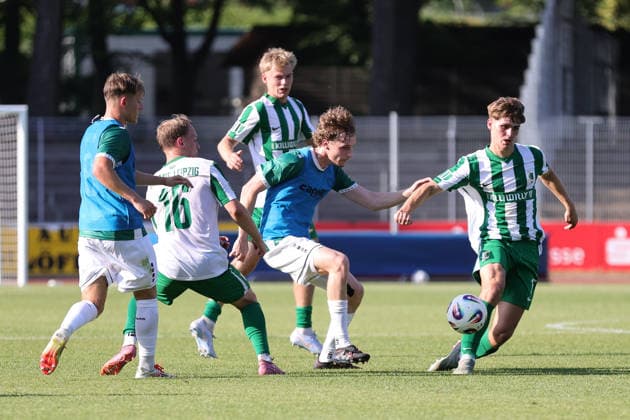 24.06.2026, Fussball, Testspiel, Vorbereitung Saison 2026 2027, Regionalliga Bayern: FC Schweinfurt 05 - Chemie Leipzig Von links: Schulze (Chemie Leipzig, 16) gegen Maximilian Stahl (FC Schweinfurt 05, 32), Anton Bulland (Chemie Leipzig, 15) Schweinfurt Riedel-Bau-Arena im Sachs-Stadio Bayern Unterfranken Deutschland *** June 24, 2026, Soccer, Friendly Match, 2026–2027 Season Preparation, Bavarian Regional League: FC Schweinfurt 05 vs. Chemie Leipzig. From left: Schulze (Chemie Leipzig, No. 16) against Maximilian Stahl (FC Schweinfurt 05, No. 32), Anton Bulland (Chemie Leipzig, 15) Schweinfurt, Riedel Bau Arena at Sachs Stadio, Bavaria, Lower Franconia, Germany