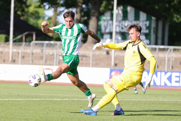 24.06.2026, Fussball, Testspiel, Vorbereitung Saison 2026 2027, Regionalliga Bayern: FC Schweinfurt 05 - Chemie Leipzig Von links: Julius Hoffmann (Chemie Leipzig, 19) zu spät gegen Torhüter Jan Mottl (FC Schweinfurt 05, 37) Schweinfurt Riedel-Bau-Arena im Sachs-Stadio Bayern Unterfranken Deutschland *** June 24, 2026, Soccer, Friendly Match, 2026–2027 Season Preparation, Bavarian Regional League: FC Schweinfurt 05 vs. Chemie Leipzig. From left: Julius Hoffmann (Chemie Leipzig), 19 (too late against goalkeeper Jan Mottl of FC Schweinfurt 05), 37 (Schweinfurt). Riedel Bau Arena at Sachs Stadio, Bavaria, Lower Franconia, Germany