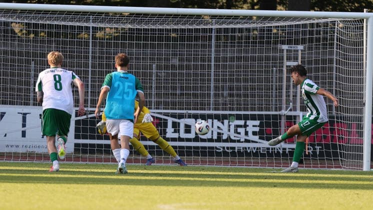 24.06.2026, Fussball, Testspiel, Vorbereitung Saison 2026 2027, Regionalliga Bayern: FC Schweinfurt 05 - Chemie Leipzig Turchyn (Chemie Leipzig, 17) trifft per Elfmeter zum 1:1 Schweinfurt Riedel-Bau-Arena im Sachs-Stadio Bayern Unterfranken Deutschland *** June 24, 2026, Soccer, Friendly Match, 2026–2027 Season Preparation, Bavarian Regional League: FC Schweinfurt 05 vs. Chemie Leipzig; Turchyn scores from a penalty kick to make it 1–1; Schweinfurt Riedel Bau Arena at Sachs Stadio, Bavaria, Lower Franconia, Germany