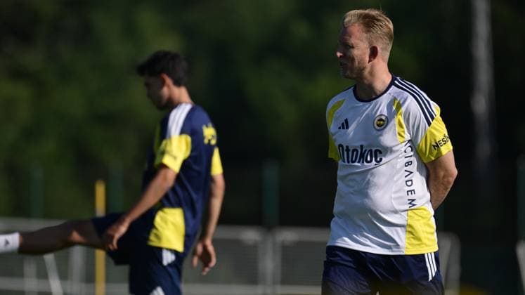 Fenerbahce s first training session of the new season kicks off in Duzce DUZCE, TURKIYE - JUNE 24: Fenerbahce s assistant coach Dirk Kuyt attends football team s first training session of the new season at the Fenerbahce Topuk Plateau Facilities in Duzce, Turkiye on June 24, 2026. The Yellow Canaries kicked off their first-stage pre-season camp preparations under the management of their technical manager. Omer Urer Anadolu Duzce Turkey. Editorial use only. Please get in touch for any other usage.  Copyright: x2026xAnadoluxOmerxUrerx