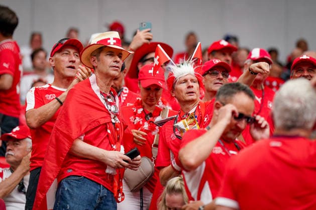 Kanada: Fußball FIFA Weltmeisterschaft 2026 Gruppenphase Schweiz vs Kanada BC Place Stadium (Vancouver, British Columbia): Schweizer Fußballfans auf der Tribüne, Zuschauer, Fanblock, Fankultur, Schweiz-Fahnen, Nationalflagge, Fanperücke in Rot-Weiß, Fanbekleidung, Fanporträt, Unterstützung der Schweizer Nationalmannschaft, Stadionatmosphäre, Emotionen, Spannung, Länderspiel, Fußballbegeisterung, Public-Viewing-Stimmung, rot-weiße Farben, Supporter, Tribüne, Sportevent, Schweiz-Anhänger, Fahnen, Teamgeist, Nahaufnahme, Impression. *** Canada Soccer 2026 FIFA World Cup Group Stage Switzerland vs. Canada BC Place Stadium Vancouver, British Columbia Swiss soccer fans in the stands, spectators, fan section, fan culture, Swiss flags, national flag, red-and-white fan wig, fan apparel, fan portrait, support for the Swiss national team, stadium atmosphere, emotions, excitement, international match, soccer enthusiasm, public viewing atmosphere, red and white colors, supporters, stands, sporting event, Swiss supporters, flags, team spirit, close-up, impression Copyright: xJOERANxSTEINSIEKx