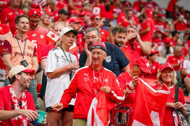 Kanada: Fußball FIFA Weltmeisterschaft 2026 Gruppenphase Schweiz vs Kanada BC Place Stadium (Vancouver, British Columbia): Schweizer Fußballfans auf der Tribüne, Zuschauer, Fanblock, Fankultur, Schweiz-Fahnen, Nationalflagge, Fanperücke in Rot-Weiß, Fanbekleidung, Fanporträt, Unterstützung der Schweizer Nationalmannschaft, Stadionatmosphäre, Emotionen, Spannung, Länderspiel, Fußballbegeisterung, Public-Viewing-Stimmung, rot-weiße Farben, Supporter, Tribüne, Sportevent, Schweiz-Anhänger, Fahnen, Teamgeist, Nahaufnahme, Impression. *** Canada Soccer 2026 FIFA World Cup Group Stage Switzerland vs. Canada BC Place Stadium Vancouver, British Columbia Swiss soccer fans in the stands, spectators, fan section, fan culture, Swiss flags, national flag, red-and-white fan wig, fan apparel, fan portrait, support for the Swiss national team, stadium atmosphere, emotions, excitement, international match, soccer enthusiasm, public viewing atmosphere, red and white colors, supporters, stands, sporting event, Swiss supporters, flags, team spirit, close-up, impression Copyright: xJOERANxSTEINSIEKx