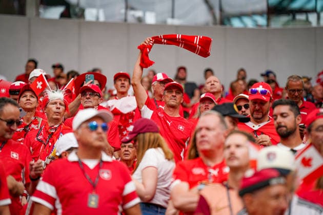 Kanada: Fußball FIFA Weltmeisterschaft 2026 Gruppenphase Schweiz vs Kanada BC Place Stadium (Vancouver, British Columbia): Schweizer Fußballfans auf der Tribüne, Zuschauer, Fanblock, Fankultur, Schweiz-Fahnen, Nationalflagge, Fanperücke in Rot-Weiß, Fanbekleidung, Fanporträt, Unterstützung der Schweizer Nationalmannschaft, Stadionatmosphäre, Emotionen, Spannung, Länderspiel, Fußballbegeisterung, Public-Viewing-Stimmung, rot-weiße Farben, Supporter, Tribüne, Sportevent, Schweiz-Anhänger, Fahnen, Teamgeist, Nahaufnahme, Impression. *** Canada Soccer 2026 FIFA World Cup Group Stage Switzerland vs. Canada BC Place Stadium Vancouver, British Columbia Swiss soccer fans in the stands, spectators, fan section, fan culture, Swiss flags, national flag, red-and-white fan wig, fan apparel, fan portrait, support for the Swiss national team, stadium atmosphere, emotions, excitement, international match, soccer enthusiasm, public viewing atmosphere, red and white colors, supporters, stands, sporting event, Swiss supporters, flags, team spirit, close-up, impression Copyright: xJOERANxSTEINSIEKx