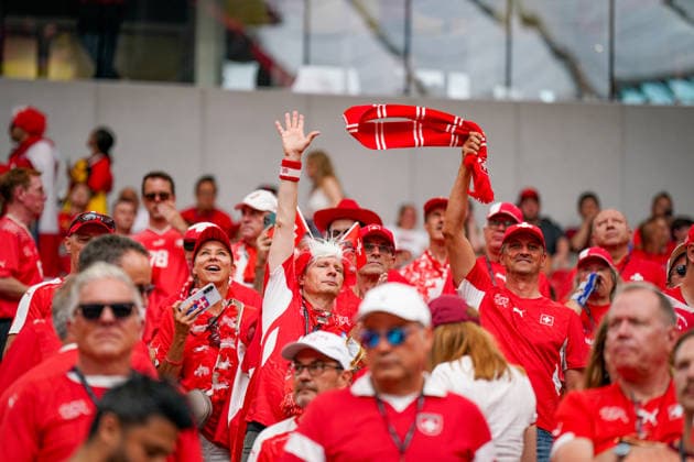Kanada: Fußball FIFA Weltmeisterschaft 2026 Gruppenphase Schweiz vs Kanada BC Place Stadium (Vancouver, British Columbia): Schweizer Fußballfans auf der Tribüne, Zuschauer, Fanblock, Fankultur, Schweiz-Fahnen, Nationalflagge, Fanperücke in Rot-Weiß, Fanbekleidung, Fanporträt, Unterstützung der Schweizer Nationalmannschaft, Stadionatmosphäre, Emotionen, Spannung, Länderspiel, Fußballbegeisterung, Public-Viewing-Stimmung, rot-weiße Farben, Supporter, Tribüne, Sportevent, Schweiz-Anhänger, Fahnen, Teamgeist, Nahaufnahme, Impression. *** Canada Soccer 2026 FIFA World Cup Group Stage Switzerland vs. Canada BC Place Stadium Vancouver, British Columbia Swiss soccer fans in the stands, spectators, fan section, fan culture, Swiss flags, national flag, red-and-white fan wig, fan apparel, fan portrait, support for the Swiss national team, stadium atmosphere, emotions, excitement, international match, soccer enthusiasm, public viewing atmosphere, red and white colors, supporters, stands, sporting event, Swiss supporters, flags, team spirit, close-up, impression Copyright: xJOERANxSTEINSIEKx