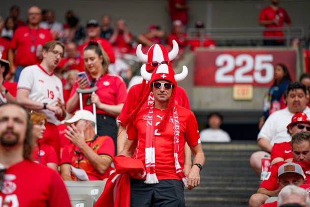 Kanada: Fußball FIFA Weltmeisterschaft 2026 Gruppenphase Schweiz vs Kanada BC Place Stadium (Vancouver, British Columbia): Schweizer Fußballfans auf der Tribüne, Zuschauer, Fanblock, Fankultur, Schweiz-Fahnen, Nationalflagge, Fanperücke in Rot-Weiß, Fanbekleidung, Fanporträt, Unterstützung der Schweizer Nationalmannschaft, Stadionatmosphäre, Emotionen, Spannung, Länderspiel, Fußballbegeisterung, Public-Viewing-Stimmung, rot-weiße Farben, Supporter, Tribüne, Sportevent, Schweiz-Anhänger, Fahnen, Teamgeist, Nahaufnahme, Impression. *** Canada Soccer 2026 FIFA World Cup Group Stage Switzerland vs. Canada BC Place Stadium Vancouver, British Columbia Swiss soccer fans in the stands, spectators, fan section, fan culture, Swiss flags, national flag, red-and-white fan wig, fan apparel, fan portrait, support for the Swiss national team, stadium atmosphere, emotions, excitement, international match, soccer enthusiasm, public viewing atmosphere, red and white colors, supporters, stands, sporting event, Swiss supporters, flags, team spirit, close-up, impression Copyright: xJOERANxSTEINSIEKx