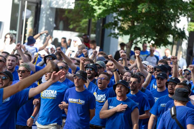June 24, 2026, Seattle, Washington, USA: Fans of team Bosnia and Herzegovina lead a march through downtown Seattle to the FIFA World Cup, WM, Weltmeisterschaft, Fussball match between Bosnia and Herzegovina and Qatar at Seattle Stadium on Wednesday, June 24, 2026. Seattle USA - ZUMAg235 20260624_zap_g235_011 Copyright: xPaulxChristianxGordonx
