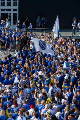 June 24, 2026, Seattle, Washington, USA: Thousands of fans of team Bosnia and Herzegovina lead a march to the FIFA World Cup, WM, Weltmeisterschaft, Fussball match between Bosnia and Herzegovina and Qatar on SeattleÃ¢â‚¬â ¢s Waterfront Park on Wednesday, June 24, 2026. 2026 FIFA World Cup: Bosnia And Herzegovina Vs Qatar In Seattle  - ZUMAg235 20260624_zap_g235_021 Copyright: xPaulxChristianxGordonx
