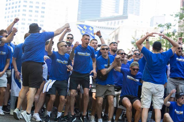 June 24, 2026, Seattle, Washington, USA: Fans of team Bosnia and Herzegovina cheer as they arrive at Seattle Stadium for the FIFA World Cup, WM, Weltmeisterschaft, Fussball match between Bosnia and Herzegovina and Qatar on Wednesday, June 24, 2026. Seattle USA - ZUMAg235 20260624_zap_g235_018 Copyright: xPaulxChristianxGordonx