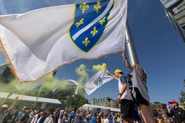 June 24, 2026, Seattle, Washington, USA: Fans of team Bosnia and Herzegovina arrive at Seattle Stadium the FIFA World Cup, WM, Weltmeisterschaft, Fussball match between Bosnia and Herzegovina and Qatar in Seattle on Wednesday, June 24, 2026. Seattle USA - ZUMAg235 20260624_zap_g235_028 Copyright: xPaulxChristianxGordonx