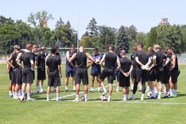 Regionalliga Nordost: Trainingsauftakt des 1. FC Lok Leipzig, 24.06.2026 Cheftrainer Torsten Ziegner (Lok Leipzig Mitte) eröffnet im Kreise der Mannschaft das Auftakttraining. Fußball, Regionalliga Nordost, Saison 2026 2027, Trainingsauftakt des 1. FC Lok Leipzig am 24.06.2026 im Bruno-Plache-Stadion, Leipzig. *** Regionalliga Nordost: 1 FC Lok Leipzig Kicks Off Training, June 24, 2026 Head Coach Torsten Ziegner of Lok Leipzig Mitte opens the first training session of the 2026–2027 Regionalliga Nordost soccer season with the team, 1 FC Lok Leipzig kicks off training on June 24, 2026, at Bruno Plache Stadium in Leipzig Copyright: xBEAUTIFULxSPORTS JanxKaeferx