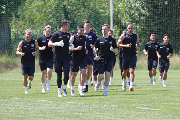 Regionalliga Nordost: Trainingsauftakt des 1. FC Lok Leipzig, 24.06.2026 Warmlaufen für die neue Saison. Fußball, Regionalliga Nordost, Saison 2026 2027, Trainingsauftakt des 1. FC Lok Leipzig am 24.06.2026 im Bruno-Plache-Stadion, Leipzig. *** Regionalliga Nordost: 1 FC Lok Leipzig Kicks Off Training, June 24, 2026 Warming Up for the New Season Soccer, Regionalliga Nordost, 2026–2027 Season, 1 FC Lok Leipzig Kicks Off Training on June 24, 2026, at Bruno Plache Stadium, Leipzig Copyright: xBEAUTIFULxSPORTS JanxKaeferx