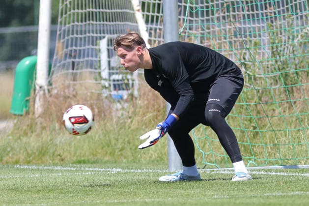 Regionalliga Nordost: Trainingsauftakt des 1. FC Lok Leipzig, 24.06.2026 Torwart Felix Daffner (Neuzugang, Lok Leipzig). Fußball, Regionalliga Nordost, Saison 2026 2027, Trainingsauftakt des 1. FC Lok Leipzig am 24.06.2026 im Bruno-Plache-Stadion, Leipzig. *** Regionalliga Nordost: 1 FC Lok Leipzig Kicks Off Training, June 24, 2026; Goalkeeper Felix Daffner Joins the Team; Lok Leipzig Soccer; Regionalliga Nordost; 2026–2027 Season; 1 FC Lok Leipzig Kicks Off Training on June 24, 2026, at Bruno Plache Stadium, Leipzig Copyright: xBEAUTIFULxSPORTS JanxKaeferx