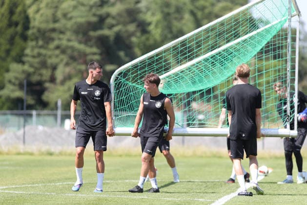 Regionalliga Nordost: Trainingsauftakt des 1. FC Lok Leipzig, 24.06.2026 Probespieler Patrick Vuc (zuletzt CSC Selimbar, Rumänien links) und Arne Rühlemann (24, Lok Leipzig) helfen beim Tragen eines Tores. Fußball, Regionalliga Nordost, Saison 2026 2027, Trainingsauftakt des 1. FC Lok Leipzig am 24.06.2026 im Bruno-Plache-Stadion, Leipzig. *** Regionalliga Nordost: 1 FC Lok Leipzig’s first training session of the season, June 24, 2026. Trial player Patrick Vuc (most recently with CSC Selimbar, Romania) on the left and Arne Rühlemann, 24, Lok Leipzig players help carry a soccer goal; Northeast Regional League, 2026–2027 season; 1 FC Lok Leipzig’s training camp kickoff on June 24, 2026, at Bruno Plache Stadium, Leipzig Copyright: xBEAUTIFULxSPORTS JanxKaeferx
