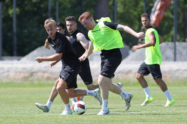 Regionalliga Nordost: Trainingsauftakt des 1. FC Lok Leipzig, 24.06.2026 Probespieler Gabriel Sadlek (zuletzt MSV Duisburg) gegen Lukas Wilton (5, Lok Leipzig). Fußball, Regionalliga Nordost, Saison 2026 2027, Trainingsauftakt des 1. FC Lok Leipzig am 24.06.2026 im Bruno-Plache-Stadion, Leipzig. *** Regionalliga Nordost: 1 FC Lok Leipzig Kicks Off Training, June 24, 2026; Trial Player Gabriel Sadlek (most recently with MSV Duisburg) vs. Lukas Wilton 5; Lok Leipzig Soccer, Regionalliga Nordost, 2026–2027 Season, 1 FC Lok Leipzig’s training kickoff on June 24, 2026, at Bruno Plache Stadium, Leipzig Copyright: xBEAUTIFULxSPORTS JanxKaeferx