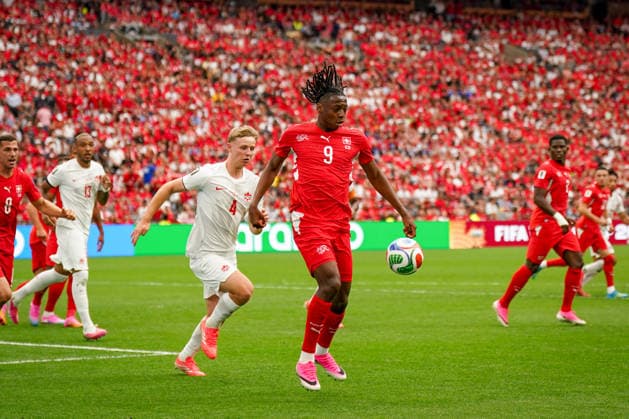 Kanada: Fußball FIFA Weltmeisterschaft 2026 Gruppenphase Schweiz vs Kanada BC Place Stadium (Vancouver, British Columbia): Johan Manzambi (Schweiz, 9) Luc de Fougerolles (Kanada 4) *** Canada Soccer 2026 FIFA World Cup Group Stage Switzerland vs. Canada BC Place Stadium Vancouver, British Columbia Johan Manzambi (Switzerland), 9 Luc de Fougerolles (Canada), 4 Copyright: xJOERANxSTEINSIEKx