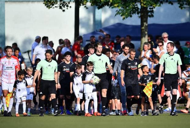 SW Alstaden - Rot-Weiß Oberhausen ** NUR FÜR REDAKTIONELLE ZWECKE ** EDITORIAL USE ONLY **<p>Fußball Testspiel: SW Alstaden - Rot-Weiß Oberhausen am 24.06.2026 auf der Sportanlage Kuhle in Oberhausen Die Spieler betreten das Spielfeld Deutschland Nordrhein-Westfalen Oberhausen Copyright: ThorstenxTillmann *** SW Alstaden Red-White Oberhausen ** FOR EDITORIAL USE ONLY ** EDITORIAL USE ONLY ** p Soccer friendly match between SW Alstaden and Rot Weiß Oberhausen on June 24, 2026, at the Kuhle Sports Complex in Oberhausen. The players take the field. Germany, North Rhine-Westphalia, Oberhausen. Copyright ThorstenxTillmann Copyright: ThorstenxTillmann doc86fj6uxqbjp1a7upjt38 ,EDITORIAL USE ONLY