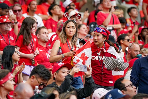 Kanada: Fußball FIFA Weltmeisterschaft 2026 Gruppenphase Schweiz vs Kanada BC Place Stadium (Vancouver, British Columbia): Kanadische Fußballfans auf der Tribüne, Zuschauer, Fanblock, Kanada-Fahnen, Nationalflagge, Fanbekleidung, Gesichtsbemalung mit Ahornblatt, Familienpublikum, diverse Fangruppe, Fankultur, Supporter, Tribüne, Stadionatmosphäre, Anfeuerung, Emotionen, Nationalmannschaft, Teamgeist, Smartphone, Mobiltelefon, Social Media, Fanporträt, Gruppenbild, rot-weiße Farben, Sportveranstaltung, Fußballbegeisterung, Impression. *** Canada Soccer 2026 FIFA World Cup Group Stage Switzerland vs. Canada BC Place Stadium Vancouver, British Columbia Canadian soccer fans in the stands, spectators, fan section, Canadian flags, national flag, fan apparel, face paint featuring a maple leaf, family audience, diverse fan group, fan culture, supporters, stands, stadium atmosphere, cheering, emotions, national team, team spirit, smartphone, cell phone, social media, fan portrait, group photo, red and white colors, sporting event, soccer enthusiasm, impression Copyright: xJOERANxSTEINSIEKx