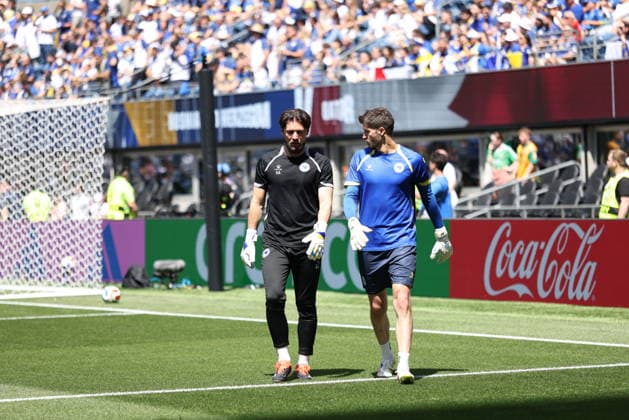Bosnia and Herzegovina v Qatar - FIFA World Cup, WM, Weltmeisterschaft, Fussball 2026 - Group B SEATTLE, USA - JUNE 24: Nikola Vasilj (R) of Bosnia and Herzegovina warms up prior the 2026 FIFA World Cup First Stage Group B match between Bosnia and Herzegovina and Qatar at Lumen Field (Seattle Stadium) in Seattle, Washington, United States on June 24, 2026. Samah Zidan Anadolu Washington United States. Editorial use only. Please get in touch for any other usage.  Copyright: x2026xAnadoluxSamahxZidanx