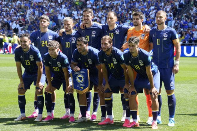 FIFA World Cup, WM, Weltmeisterschaft, Fussball 2026 - Group B - Bosnia and Herzegovina vs Qatar Players of Bosnia and Herzegovina pose for a family picture ahead of the FIFA World Cup 2026 group stage match Bosnia and Herzegovina against Qatar, in Seattle, Washington, USA, 24 June 2026. SEATTLE United States  Copyright: xSTEPHANxBRASHEARx