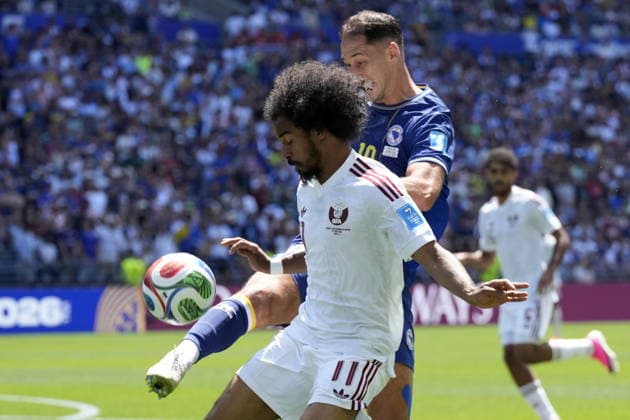 FIFA World Cup, WM, Weltmeisterschaft, Fussball 2026 - Group B - Bosnia and Herzegovina vs Qatar Akram Afif of Qatar (L) in action against Nikola Katic of Bosnia and Herzegovina (R) during the FIFA World Cup 2026 group stage match Bosnia and Herzegovina against Qatar, in Seattle, Washington, USA, 24 June 2026. SEATTLE United States  Copyright: xSTEPHANxBRASHEARx