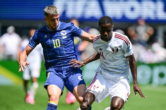 Bosnia and Herzegovina s Ermedin Demirovic and Qatari Issa Lay fight for the ball during a soccer game between Bosnia and Herzegovina and Qatar, on Wednesday 24 June 2026 in Seattle, the third and last day in the group stage, in group B of the FIFA World Cup, WM, Weltmeisterschaft, Fussball 2026 in the United States of America. DIRKxWAEM  x179157334x
