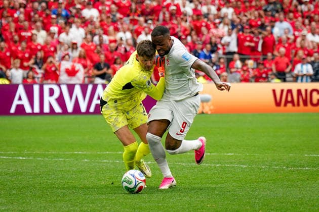 Kanada: Fußball FIFA Weltmeisterschaft 2026 Gruppenphase Schweiz vs Kanada BC Place Stadium (Vancouver, British Columbia): Gregor Kobel (Schweiz, 1) Cyle Larin (Kanada 9) *** Canada Soccer 2026 FIFA World Cup Group Stage Switzerland vs. Canada BC Place Stadium Vancouver, British Columbia Gregor Kobel (Switzerland), 1; Cyle Larin (Canada), 9 Copyright: xJOERANxSTEINSIEKx