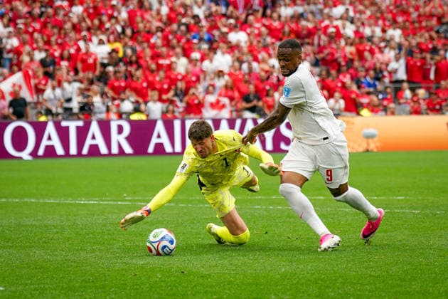 Kanada: Fußball FIFA Weltmeisterschaft 2026 Gruppenphase Schweiz vs Kanada BC Place Stadium (Vancouver, British Columbia): Cyle Larin (Kanada 9) Gregor Kobel (Schweiz, 1) *** Canada Soccer 2026 FIFA World Cup Group Stage Switzerland vs. Canada BC Place Stadium Vancouver, British Columbia Cyle Larin (Canada) 9 Gregor Kobel (Switzerland), 1 Copyright: xJOERANxSTEINSIEKx