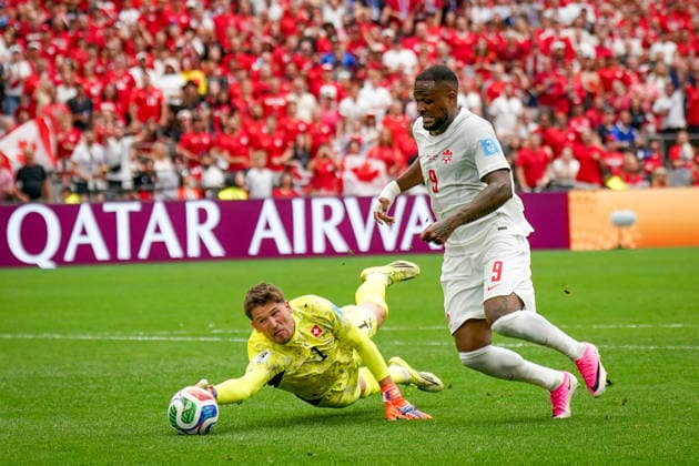 Kanada: Fußball FIFA Weltmeisterschaft 2026 Gruppenphase Schweiz vs Kanada BC Place Stadium (Vancouver, British Columbia): Gregor Kobel (Schweiz, 1) Cyle Larin (Kanada 9) *** Canada Soccer 2026 FIFA World Cup Group Stage Switzerland vs. Canada BC Place Stadium Vancouver, British Columbia Gregor Kobel (Switzerland), 1; Cyle Larin (Canada), 9 Copyright: xJOERANxSTEINSIEKx