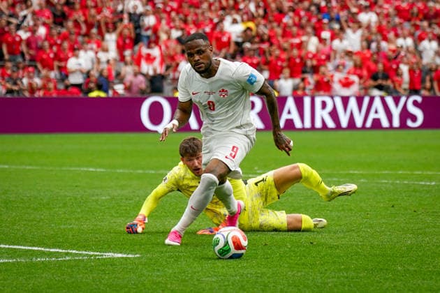 Kanada: Fußball FIFA Weltmeisterschaft 2026 Gruppenphase Schweiz vs Kanada BC Place Stadium (Vancouver, British Columbia): Cyle Larin (Kanada 9) Gregor Kobel (Schweiz, 1) *** Canada Soccer 2026 FIFA World Cup Group Stage Switzerland vs. Canada BC Place Stadium Vancouver, British Columbia Cyle Larin (Canada) 9 Gregor Kobel (Switzerland), 1 Copyright: xJOERANxSTEINSIEKx