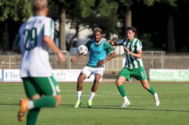 24.06.2026, Herren, Fussball, Saison 2026 2027, Landesfreundschaftsspiele: 1. FC Schweinfurt 1905 - BSG Chemie Leipzig Michael Dellinger ( 10, 1. FC Schweinfurt 1905) und Lorenz Hollenbach ( 3, BSG Chemie Leipzig) Schweinfurt Sachs-Stadion Bayern Deutschland *** June 24, 2026, Men s Soccer, 2026–2027 Season, Regional Friendly Matches: 1 FC Schweinfurt 1905 vs. BSG Chemie Leipzig; Michael Dellinger 10, 1 FC Schweinfurt 1905; Lorenz Hollenbach 3, BSG Chemie Leipzig; Schweinfurt, Sachs Stadium, Bavaria, Germany