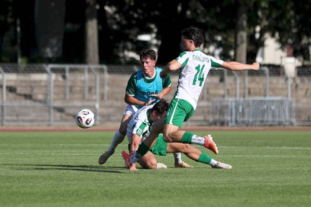 24.06.2026, Herren, Fussball, Saison 2026 2027, Landesfreundschaftsspiele: 1. FC Schweinfurt 1905 - BSG Chemie Leipzig v.li. Lukas Mrozek ( 6, 1. FC Schweinfurt 1905), Julius Hoffmann ( 19, BSG Chemie Leipzig), Valon Aliji ( 14, BSG Chemie Leipzig) Schweinfurt Sachs-Stadion Bayern Deutschland *** June 24, 2026, Men s Soccer, 2026–2027 Season, Regional Friendly Matches: 1 FC Schweinfurt 1905 vs. BSG Chemie Leipzig; from left: Lukas Mrozek 6, 1 FC Schweinfurt 1905, Julius Hoffmann 19, BSG Chemie Leipzig, Valon Aliji 14, BSG Chemie Leipzig, Schweinfurt, Sachs Stadium, Bavaria, Germany
