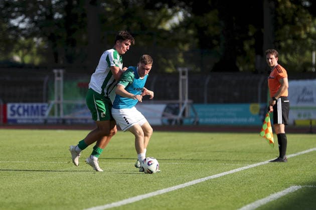 24.06.2026, Herren, Fussball, Saison 2026 2027, Landesfreundschaftsspiele: 1. FC Schweinfurt 1905 - BSG Chemie Leipzig v.li. Julius Hoffmann ( 19, BSG Chemie Leipzig) und Philipp Hack ( 7, 1. FC Schweinfurt 1905) Schweinfurt Sachs-Stadion Bayern Deutschland *** June 24, 2026, Men s Soccer, 2026–2027 Season, Regional Friendly Matches: 1 FC Schweinfurt 1905 vs. BSG Chemie Leipzig; from left: Julius Hoffmann (19), BSG Chemie Leipzig, and Philipp Hack (7), 1 FC Schweinfurt 1905, Schweinfurt, Sachs Stadium, Bavaria, Germany
